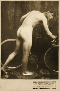 Kabinetkaart van een naakte fietser, circa 1898