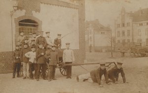 Duitse soldaten trekken (kanon) wagen. Briefkaart verzonden in 1913. door German Photographer