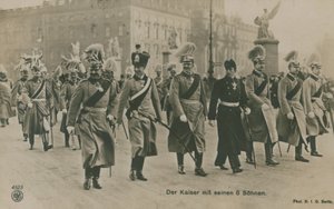Keizer Wilhelm II van Duitsland met zijn zes zonen. Briefkaart verzonden in 1913. door German Photographer