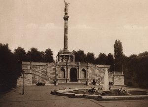Munchen / München: Vredesmonument met terras (z/w foto)
