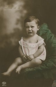 Ansichtkaart van een huilende jongen, verzonden in 1913 (handgekleurde foto) door German Photographer