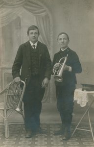 Ansichtkaart van twee jonge mannen met trompetten, één in Heilsarmee uniform, verzonden in 1913 (z/w foto) door German Photographer