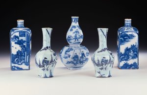 Een selectie van Frankfurt blauw-wit keramiek in Chinese stijl, inclusief twee Frankfurt blauw-witte spirit-flessen, een paar Frankfurt achthoekige Yan Yan vazen, en een Frankfurt blauw-witte dubbele kalebas vaas, ca. 1700-10 door German School