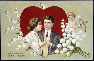 Koppel geliefden in een hart omringd door lelietje-van-dalen en Cupido (Eros) - Duitse ansichtkaart, 20e eeuw