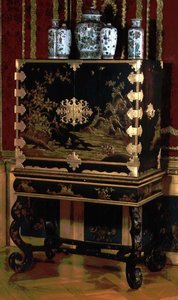 Versierde kast op standaard, toegeschreven aan Gerard Dagly, Berlijnse lakmeester bekend als een Oriëntaalse kopiist, c.1700