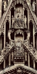 Detail van de Maagd en Kind, van de gevel boven het centrale portaal aan de westgevel, begonnen in 1277 (steen) door German School