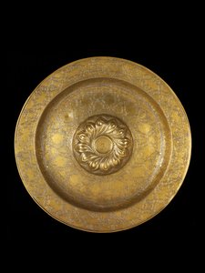 Schaal van gegraveerd messing met zilver inlegwerk, het centrale medaillon omgeven door repoussé spiraal gadroons, 1500-1525
