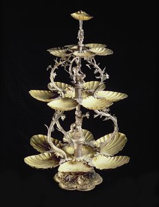 Geëmbosseerd tafelstuk met schelpvormige schalen door D.T. Moye, Hamburg, 1633-44 door German School
