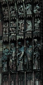 Beeldhouwwerk detail van de rechterkant van het centrale portaal, westgevel, begonnen in 1277 (steen) door German School