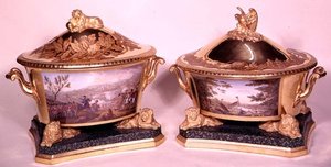 Twee terrines uit het Pruisische Diner Servies, Berlijn, 1816-19 (porselein & verguld)