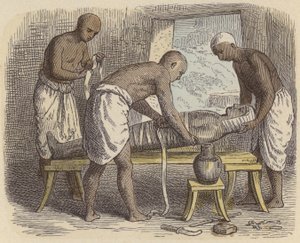 Een mummie inwikkelen in het oude Egypte (gekleurde gravure)