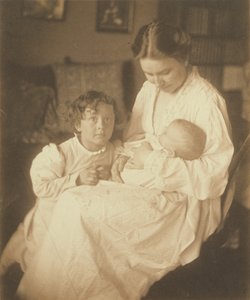 [Moeder in kamerjas, zittend, met baby en zoontje]. door Gertrude Käsebier