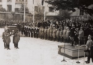 Benito Mussolini leidt een staatsbegrafenis van een Garibaldi-soldaat