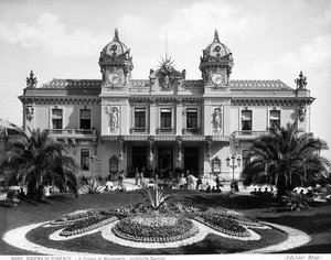 Gevel van het Montecarlo Casino. Een menigte mensen animeert de trap bij de ingang door Giacomo Brogi