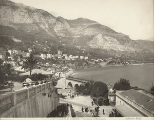 Panoramisch uitzicht op Montecarlo in Monaco. De scène toont verschillende voorbijgangers; links zien we een close-up van een marmeren balustrade door Giacomo Brogi