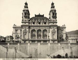Uitzicht op de gevel van het Montecarlo Theater, ontworpen door Charles Garnier. Monaco