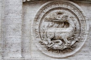 Wapen op gevel van de St. Louis van Franse kerk door Giacomo della Porta