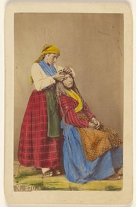 [Oudere vrouw doet het haar van een jongere vrouw]. door Giorgio Conrad