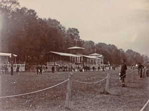Politieagent op een renbaan tijdens een paardenrace door Giorgio Enrico (attr.to) Levi