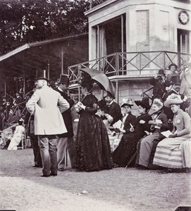 Toeschouwers in de tribunes bepalen de uitkomst van een race op de renbaan het Cascine Park: J. Halphon, Miss Serjeaf, hertogin Brindisi, hertogin Rohorn, gravin Della Gherardesca, de markies Bellisomi, Gondi door Giorgio Enrico (attr.to) Levi