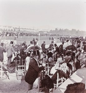 Toeschouwers renbaan in het Cascine Park: Generaal Pralormo, Neri Corsini, Alberto Rignano, Gennaro Placci, gravin Maud Ricci, gravin van Perkenstein
