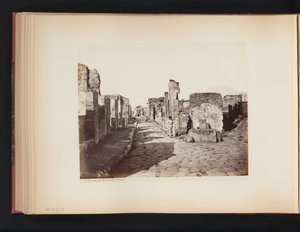 Gezicht op de Strada di Salustio te Pompeï, Italië