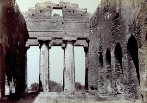 Interieur van de Tempel van de Concordia in de Vallei van de Tempels in Agrigento. Op de voorgrond twee Dorische zuilen; aan de zijkanten een gebogen perimeterwand door Giorgio Sommer