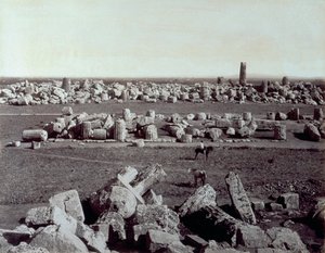 Panorama van de overblijfselen van de Tempel van Minerva en de Tempel van Apollo in Selinunte. Er is een man te paard tussen de ruïnes van de archeologische site