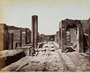 Structurele ruïnes langs de Strada di Stabia, op de archeologische site van Pompeii door Giorgio Sommer