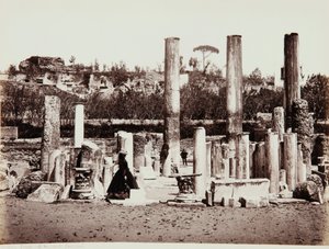 De Tempel van Serapis in Pozzuoli, Napels door Giorgio Sommer