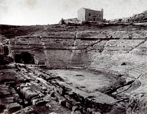 De overblijfselen van het Griekse Theater in Siracusa in het Monumentale Park van de Neàpoll. Op de voorgrond de halfronde orkestbak en de cavea door Giorgio Sommer