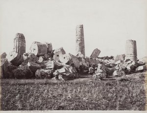 De overblijfselen van de Tempel van Apollo in Selinunte. Twee mannelijke figuren zijn te zien op de ingestorte zuilen door Giorgio Sommer