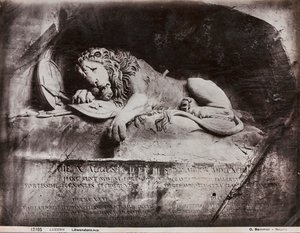 Het gebeeldhouwde monument van een leeuw door Lukas Ahorn in een rotswand in een klein park van Lucerna