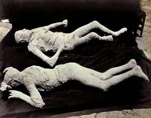 Twee afgietsels van menselijke figuren uit de opgravingen van Pompeii. De tentoonstellingen werden op zwart doek geplaatst om ze te fotograferen door Giorgio Sommer
