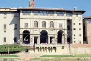 Gevel van de Uffizi-galerij aan de Arno door Giorgio Vasari
