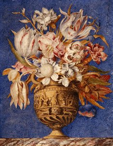 Bloemen in een vaas op een marmeren rand