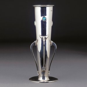 Een Cymric zilveren en turquoise vaas, 1901 door Giovanni Bigatti