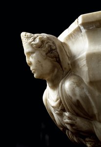 Wijwaterbak met de drie theologische deugden en waterbak met de vier kardinale deugden