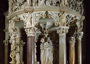 Theologische deugden en Hercules aan de linkerkant (detail) van gebeeldhouwde groepen die de preekstoel ondersteunen. Marmeren sculptuur door Giovanni Pisano (1248-1314). 1302-1311 Kathedraal van Pisa (Duomo di Santa Maria Assunta di Pisa), Italië door Giovanni Pisano