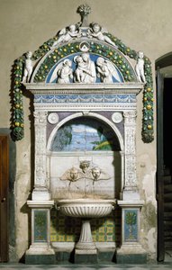 Gedecoreerde fontein met een hoog reliëf in marmer en terracotta door Giovanni della Robbia (1469-1529) 1498. Sacristie van Santa Maria Novella, Florence door Giovanni della Robbia