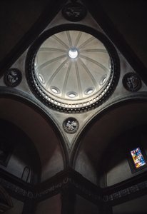 Interieur van de kerk door Giuliano Giamberti da Sangallo