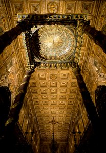 Zicht op het plafond met houten kisten gemarkeerd en verguld door Giuliano da Sangallo en hoofdaltaar gemaakt door architect Ferdinando Fuga. Basiliek van Santa Maria Maggiore, Rome door Giuliano Giamberti da Sangallo