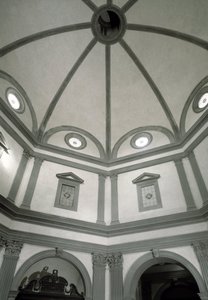 Gezicht op de achthoekige sacristie gebouwd naar een ontwerp van Giuliano da Sangallo door Giuliano Giamberti da Sangallo