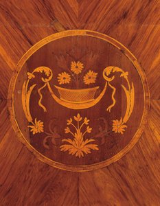 Detail van de Zijkant van een Noord-Italiaanse Tulpenhout, Rozenhout, Fruitwood en Marqueterie Commode