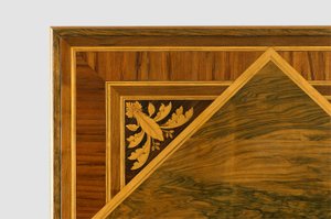Detail van de bovenkant van een tafel met florale intarsia