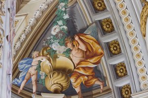 Gevleugelde efeben, centrale hal met fresco