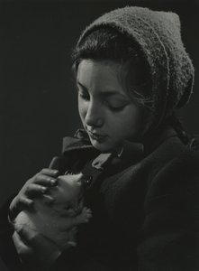 Meisje met een witte kitten in haar armen. Begin jaren 1950