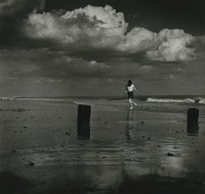 Kind speelt met de golven op het strand door Godfrey Macdominic