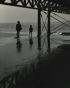 Twee kinderen spelen op het strand door Godfrey Macdominic