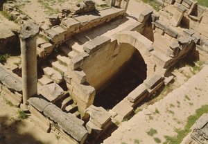 Luchtfoto van het nymphaeum, gerestaureerd door de Romeinen in c.20 v.Chr.